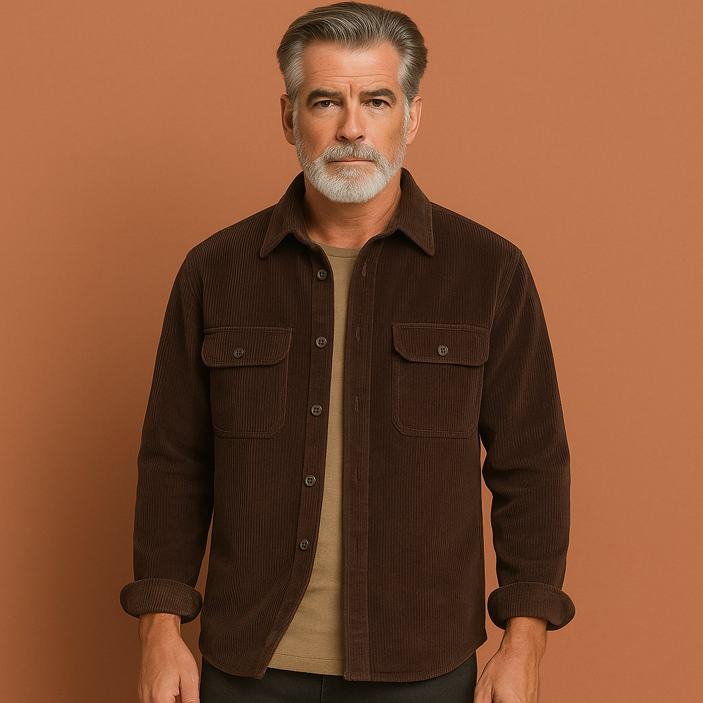 Men’s corduroy shirt in brown with fleece lining, relaxed fit and vintage design for warm and stylish winter outfits.