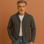 Men’s checkered blazer in dark gray with a modern fit and timeless pattern, ideal for casual and semi-formal occasions.