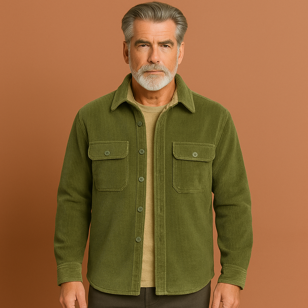 Men’s corduroy shirt in green with fleece lining, relaxed fit and vintage design for warm and stylish winter outfits.