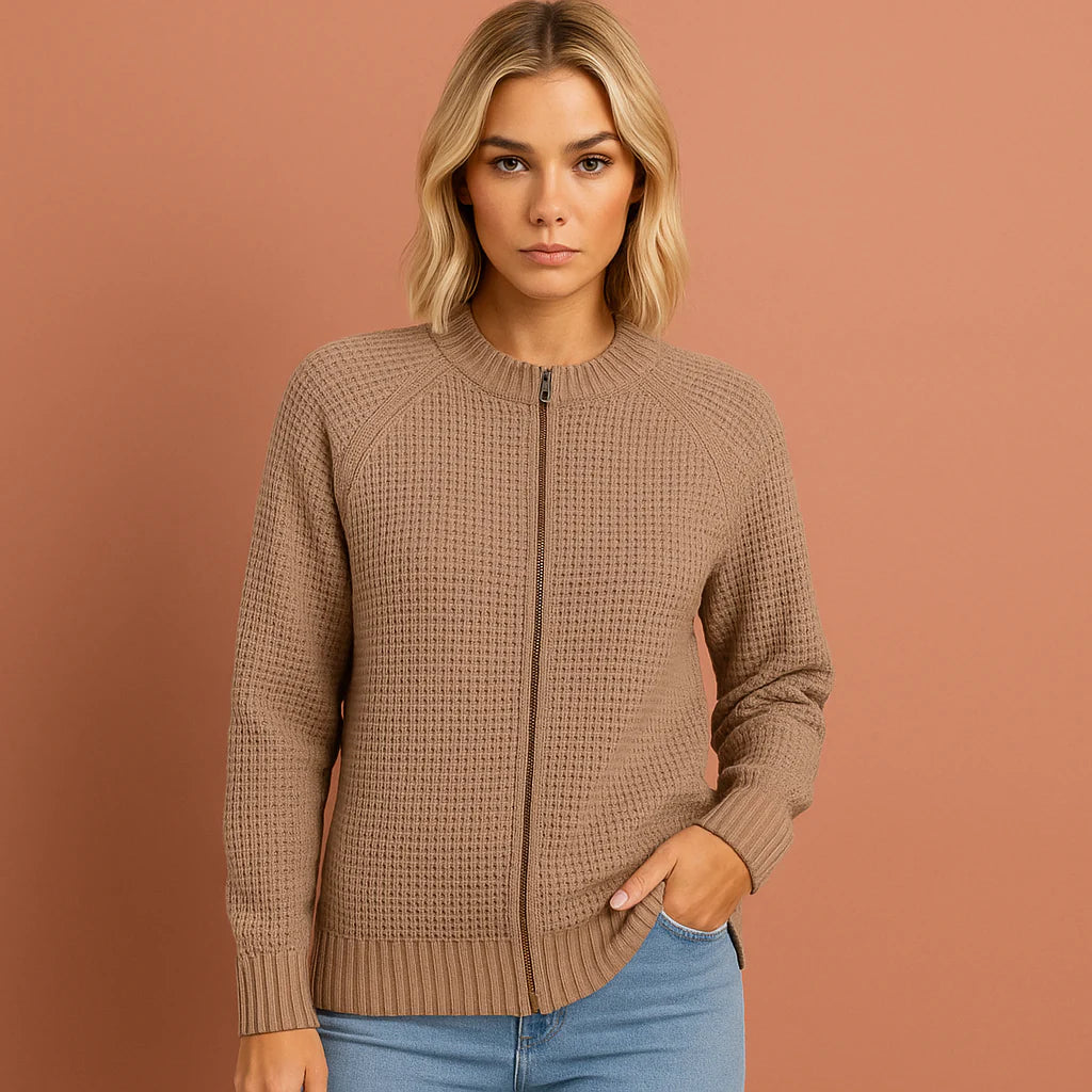 Women’s knitted cardigan in khaki with round neckline, soft and comfortable for casual and stylish outfits.
